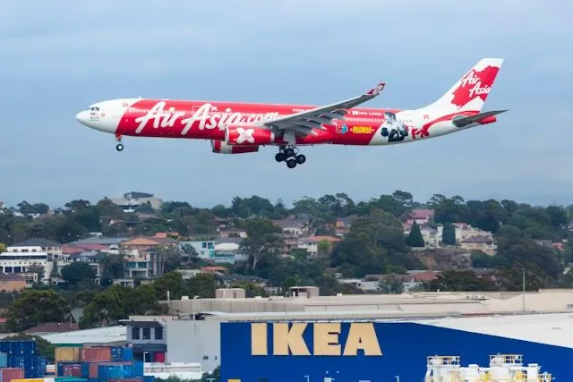 Aereo AirAsia in volo interno in Thailandia Aereo AirAsia in atterraggio in Thailandia