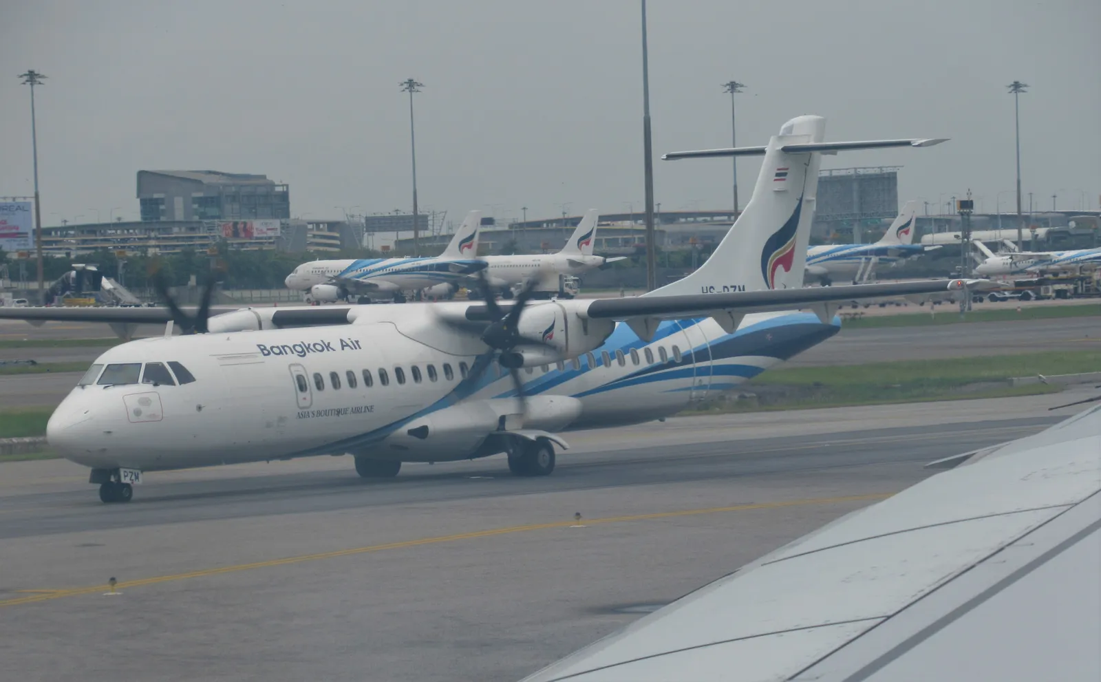 Bangkok Airways a Koh Samui ATR 72 di Bangkok Airways all'aeroporto di Koh Samui, volo interno in Thailandia