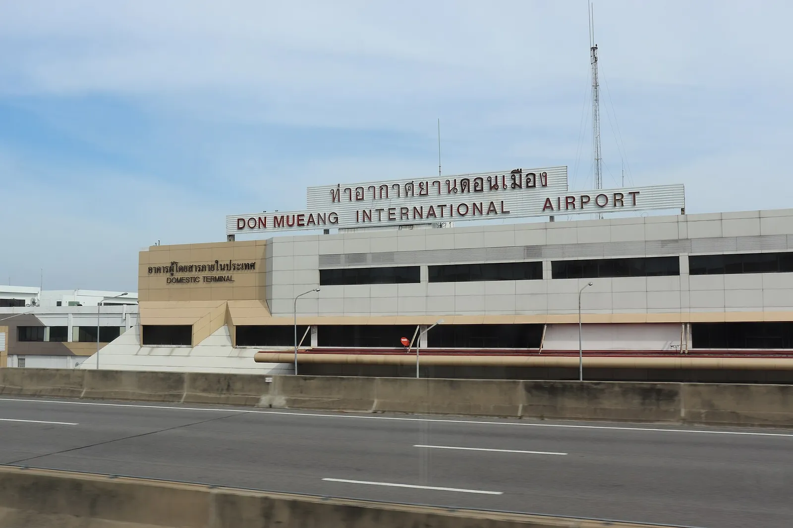 Aeroporto Don Mueang a Bangkok Esterno del Terminal 2 dell'aeroporto Don Mueang di Bangkok, lo scalo delle compagnie low cost in Thailandia