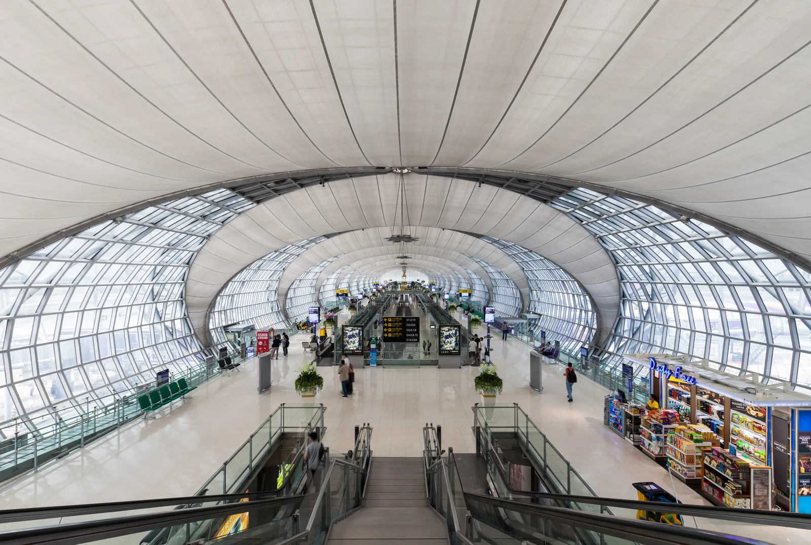 Interno del terminal dell'aeroporto Suvarnabhumi di Bangkok, principale porta d'accesso per i voli in Thailandia