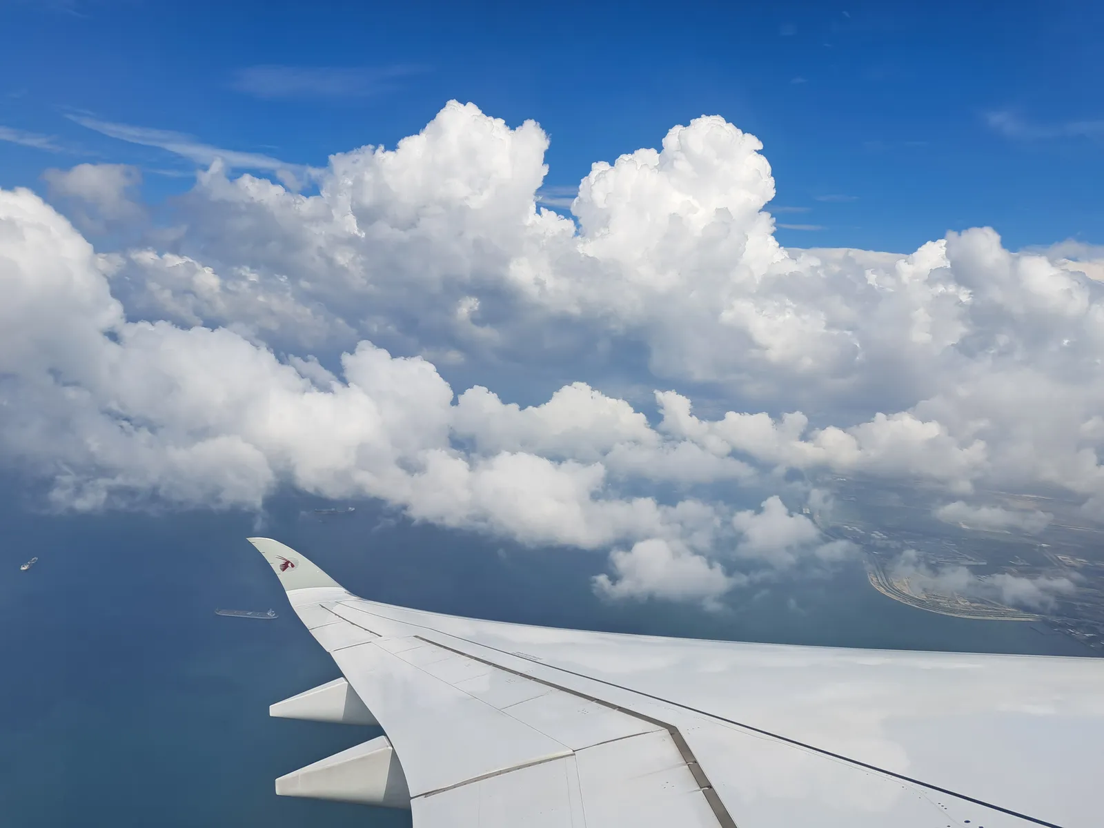 Ala di un aereo di linea vista dal finestrino durante un volo notturno verso la Thailandia