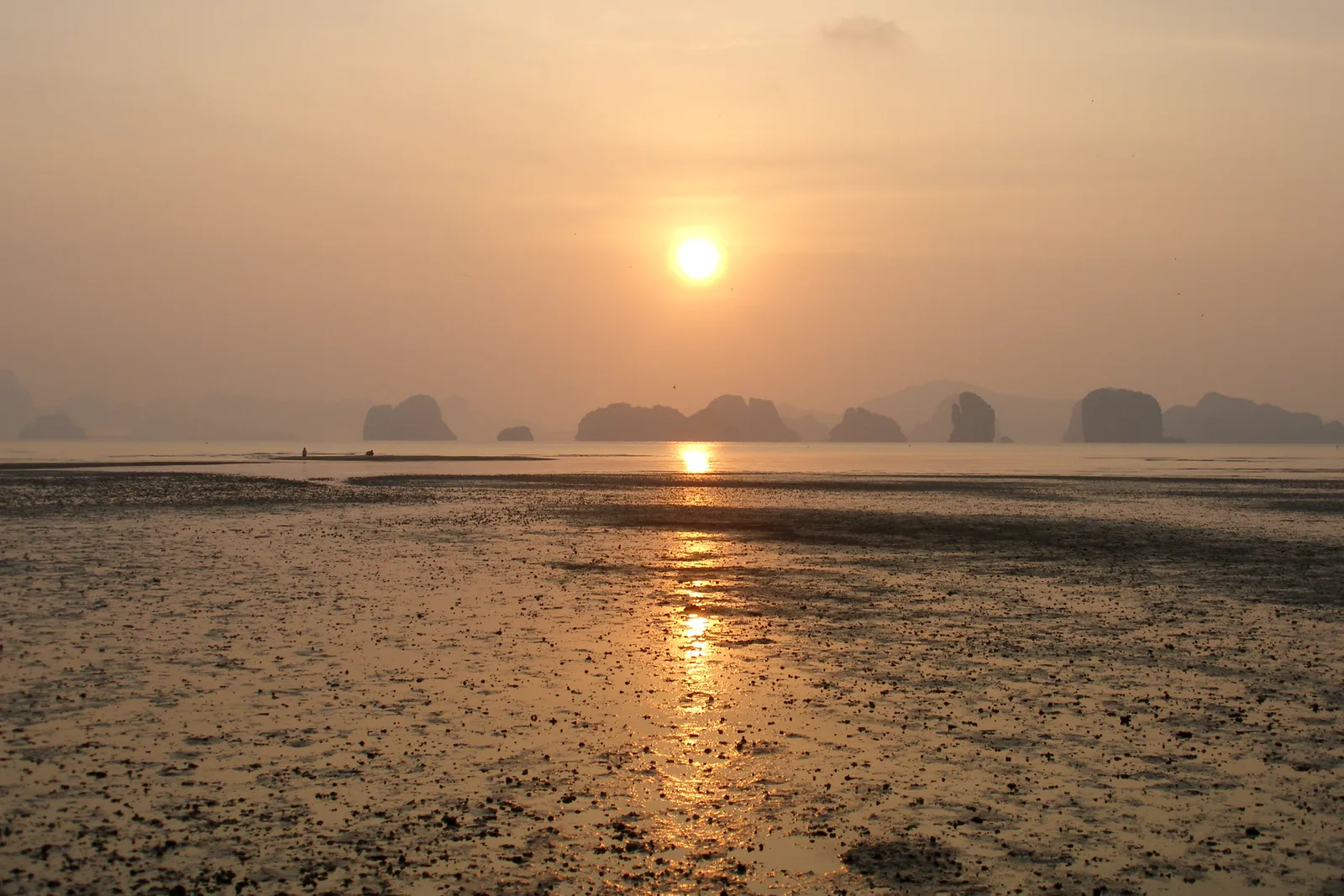 Alba dorata sul mare di Koh Yao Noi, isola tranquilla della Thailandia