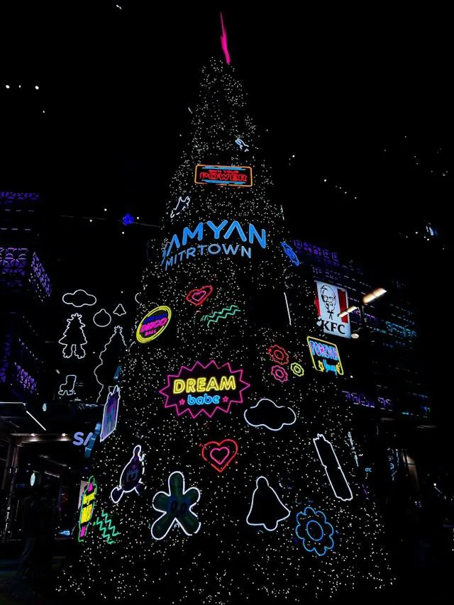 Albero di Natale illuminato con luci e decorazioni al neon nel centro di Bangkok