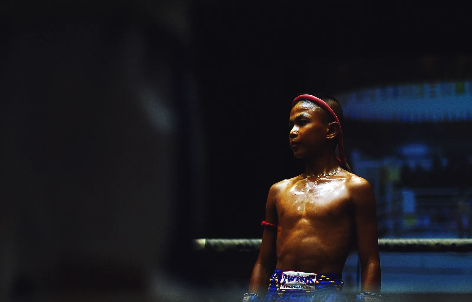 Un nak muay, combattente di Muay Thai, durante un allenamento in Thailandia