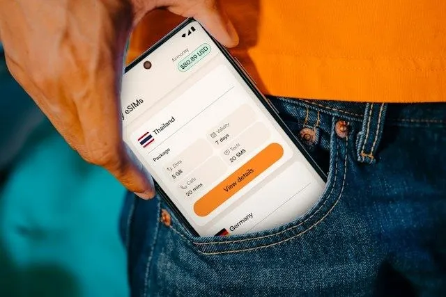 App eSIM Airalo con pacchetto Thailandia sullo smartphone Smartphone in tasca di jeans con l'app eSIM Airalo e il pacchetto dati Thailandia attivo