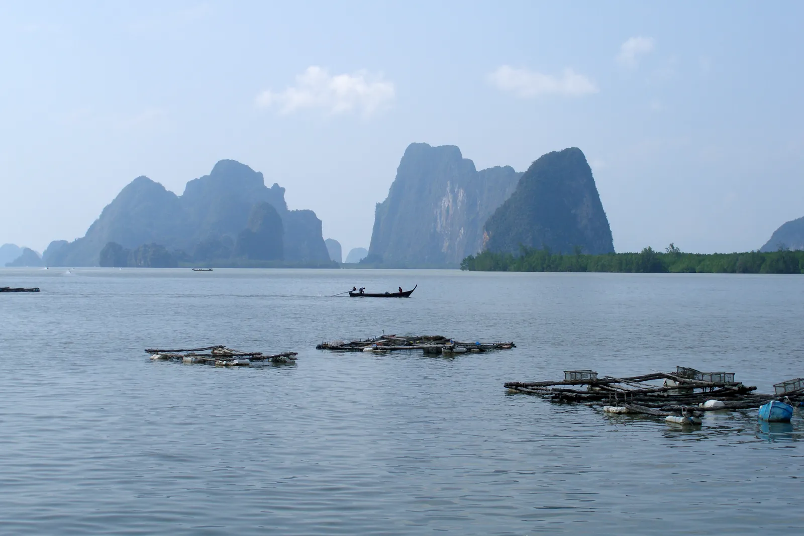 Le isole carsiche della baia di Phang Nga Le isole carsiche di roccia calcarea che emergono dall'acqua verde della baia di Phang Nga nel Mar delle Andamane, in Thailandia