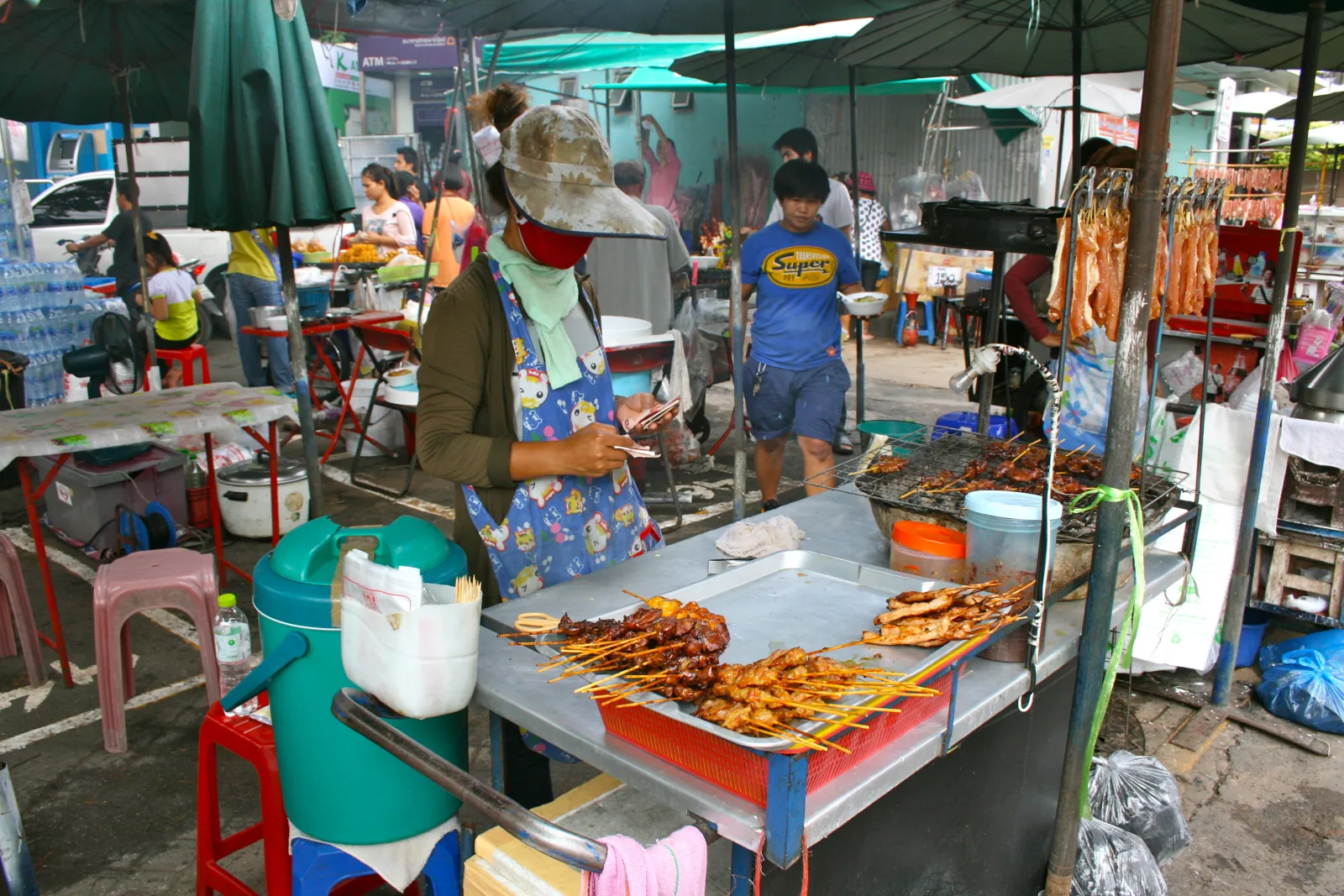Una bancarella di street food a Chatuchak Bancarella di street food nel mercato di Chatuchak a Bangkok con spiedini alla griglia pronti per i clienti