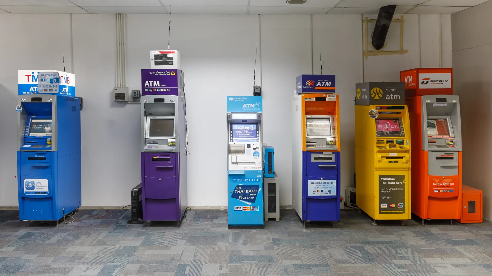 Bancomat all'aeroporto internazionale di Phuket, Thailandia