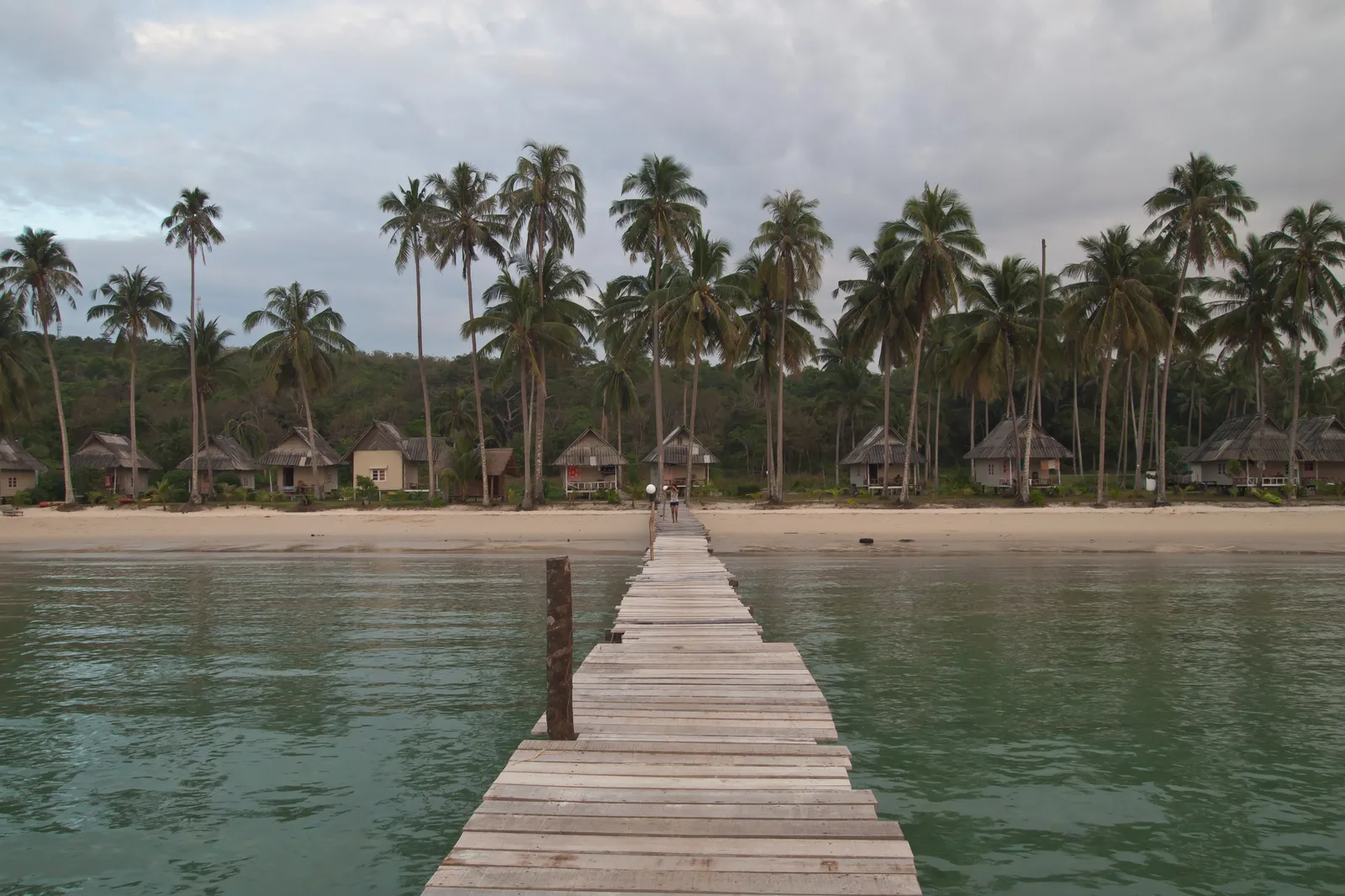 Bang Bao Bay, Koh Kood Bang Bao Bay a Koh Kood, pontile di legno e palme da cocco in Thailandia
