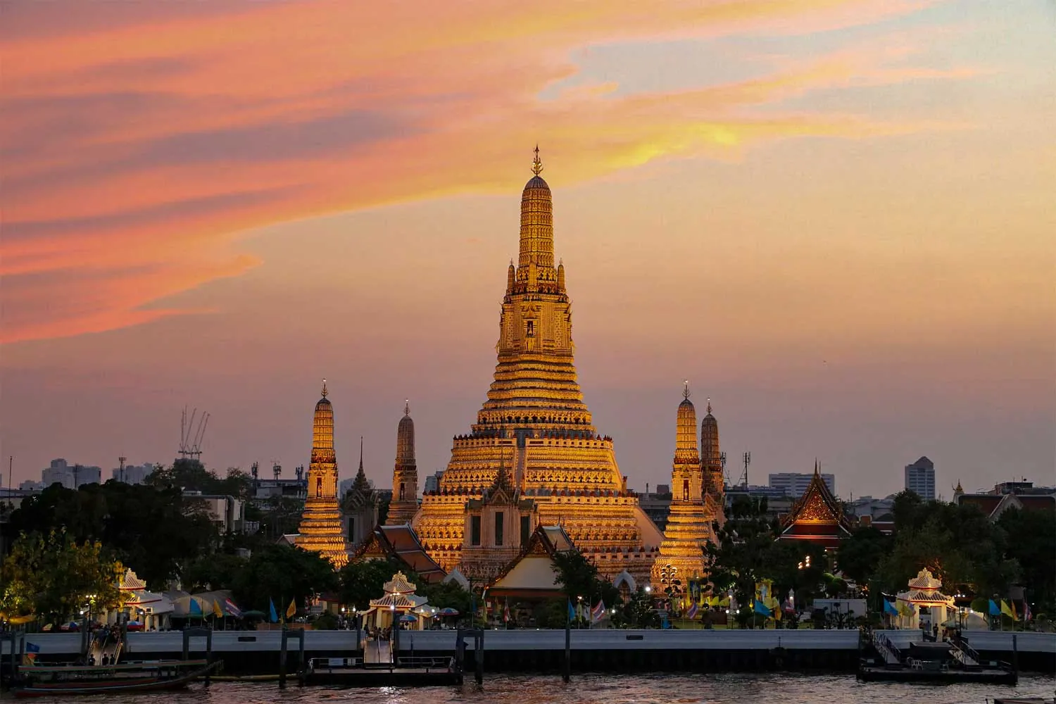 il tempio Wat Arun all'alba