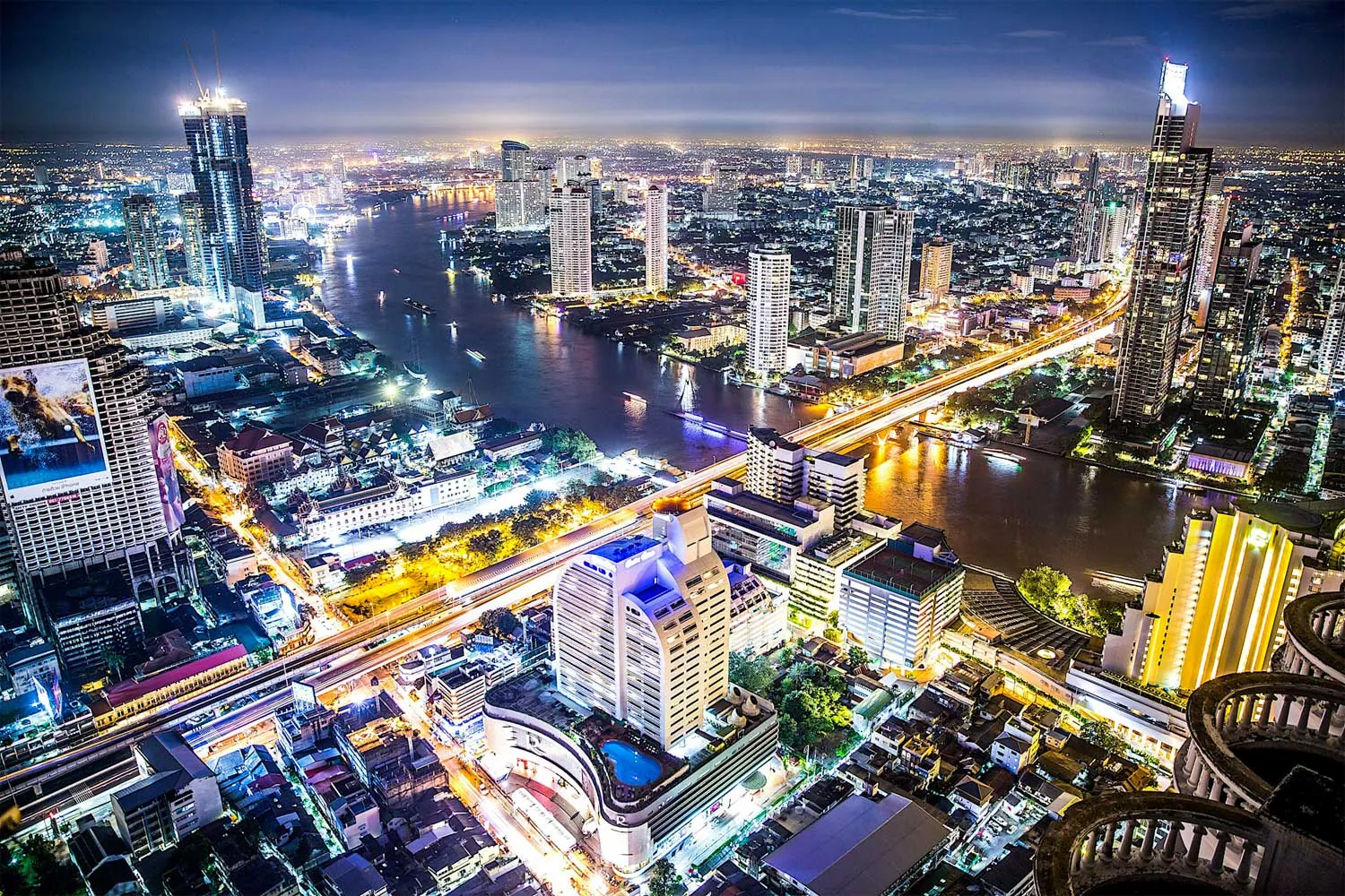 la città di bangkok illuminata di notte
