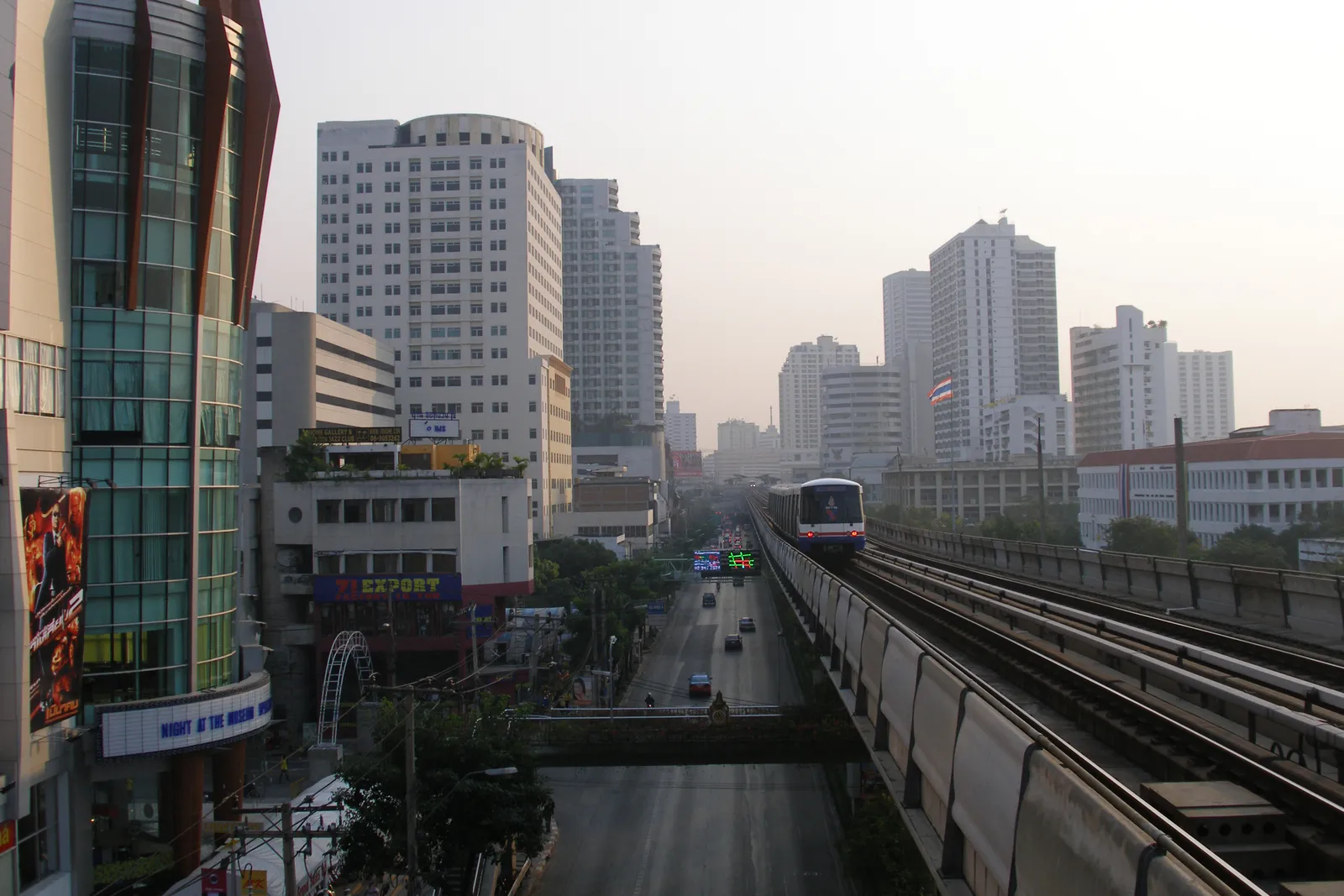 Skyline di Bangkok al tramonto con lo Skytrain, Thailandia, tra le città con la migliore copertura internet del Paese