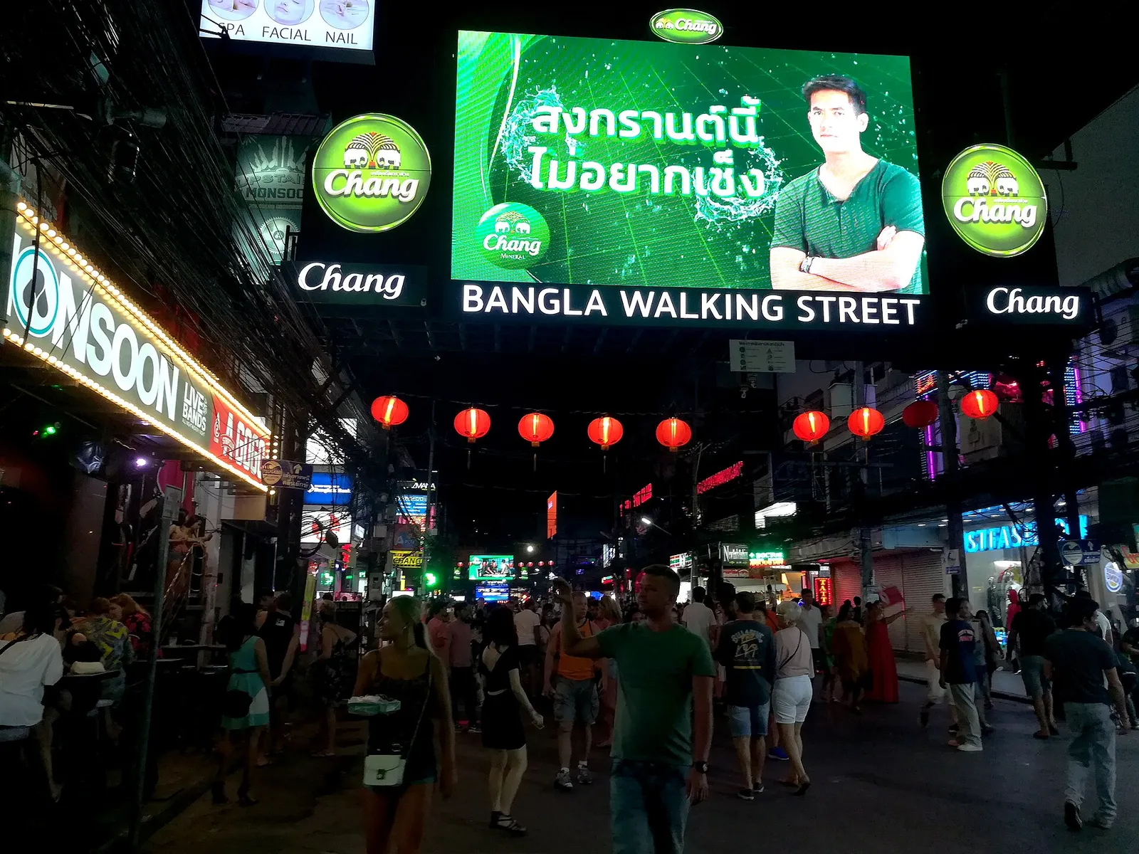 Bangla Road a Patong, Phuket, illuminata di notte durante le feste di Capodanno in Thailandia