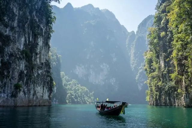 Barca longtail sul lago Cheow Lan, Khao Sok Barca longtail tra le rocce calcaree del lago Cheow Lan a Khao Sok