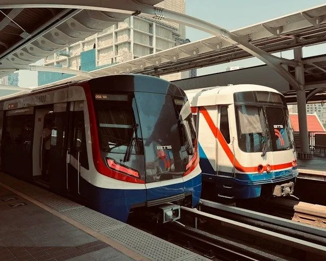 Treni BTS Skytrain in stazione a Bangkok Treni BTS Skytrain in sosta in una stazione di Bangkok, i mezzi pubblici coperti dalle app di trasporto
