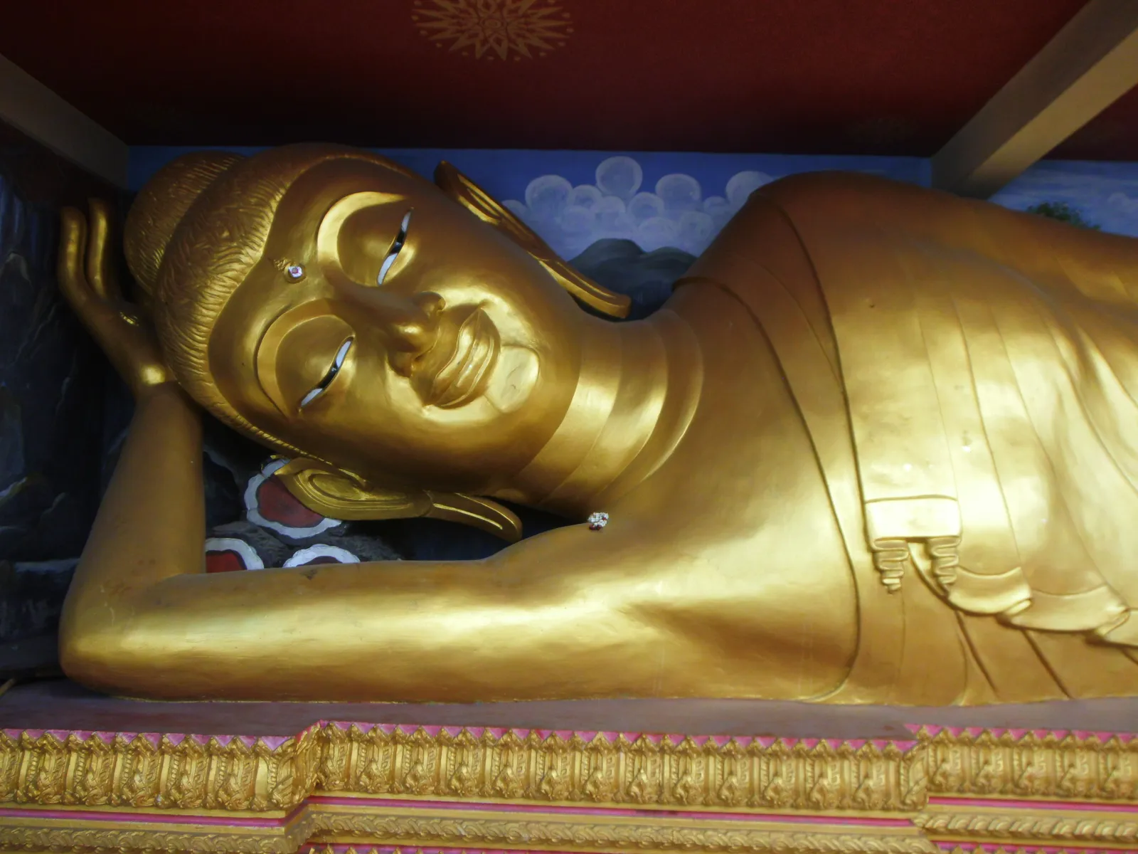 Il Buddha sdraiato del Wat Yai Intharam a Chonburi Buddha sdraiato dorato del Wat Yai Intharam a Chonburi, il tempio dove si apre il Festival del Bufalo