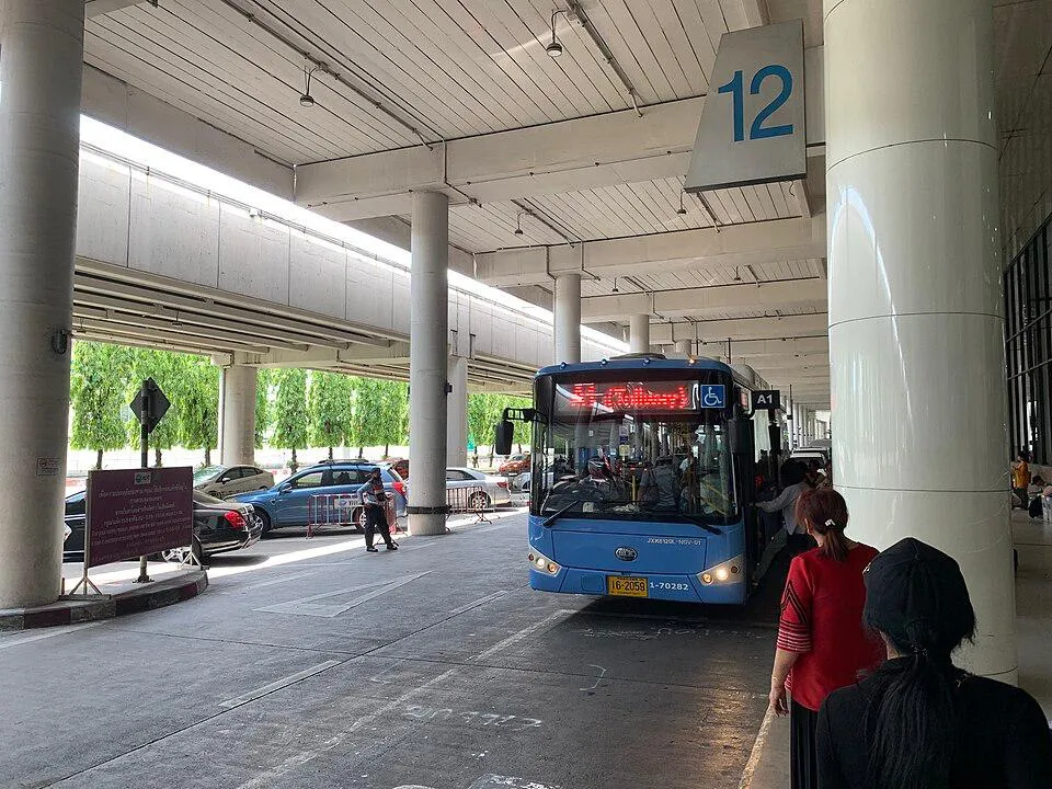 Bus aeroportuali alla fermata di Don Mueang Bus aeroportuale alla fermata dei bus esterni dell'aeroporto Don Mueang di Bangkok, con i passeggeri che salgono a bordo