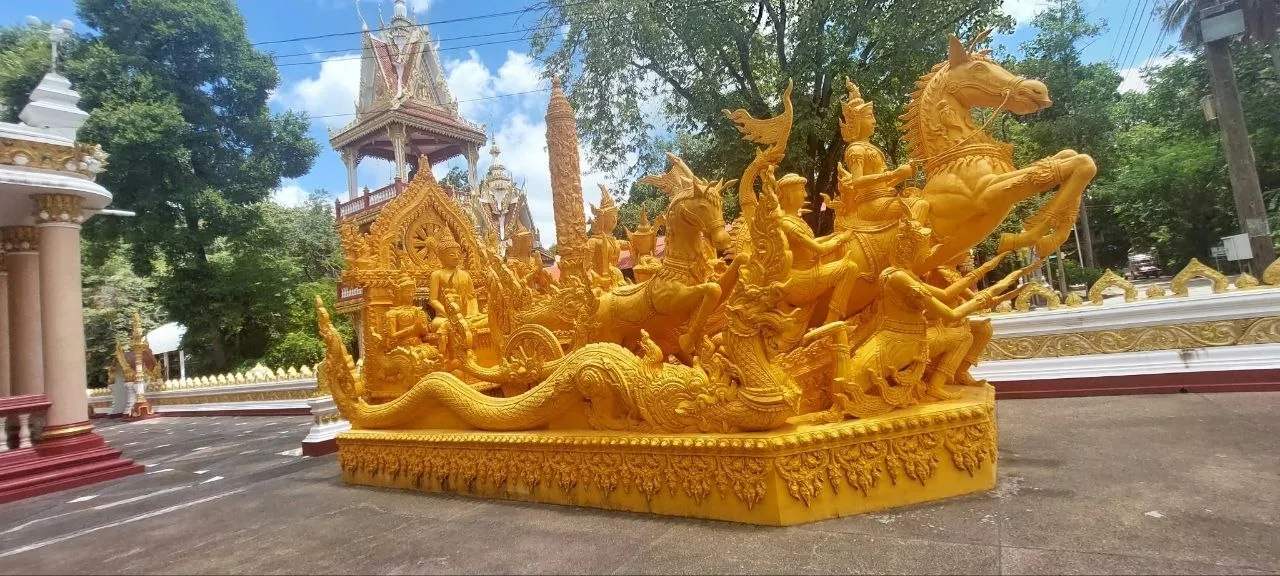 Un carro di cera dorata scolpita con cavalli al galoppo, esposto per il festival delle candele di Ubon Ratchathani, nel nord-est della Thailandia