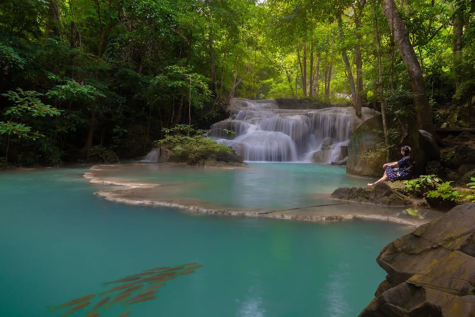 Primo livello delle cascate di Erawan Il primo livello delle cascate di Erawan a Kanchanaburi in Thailandia, con piscina naturale turchese dove fare il bagno