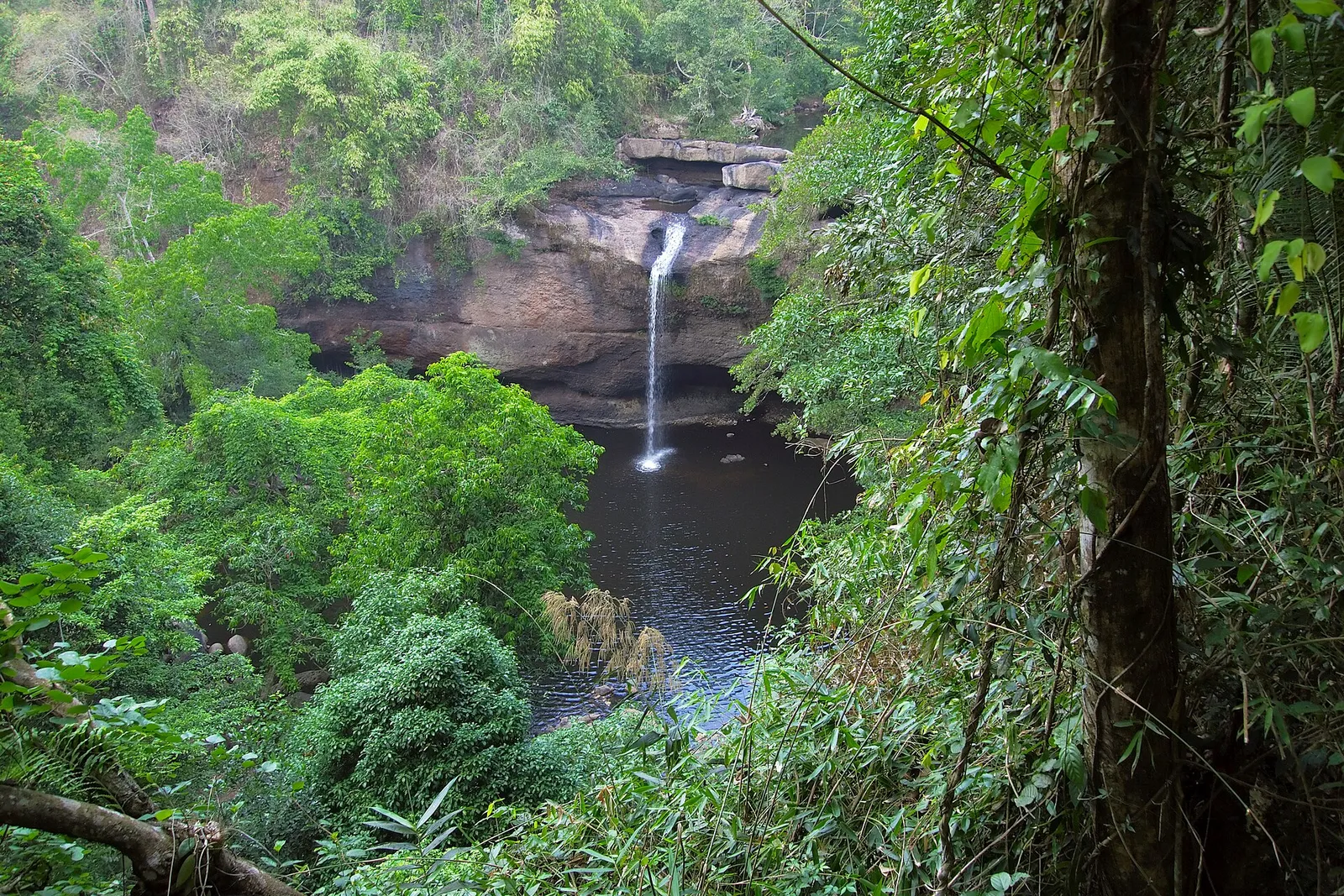 La cascata di Haew Suwat Cascata di Haew Suwat nel parco nazionale del Khao Yai, location del film The Beach con Leonardo DiCaprio
