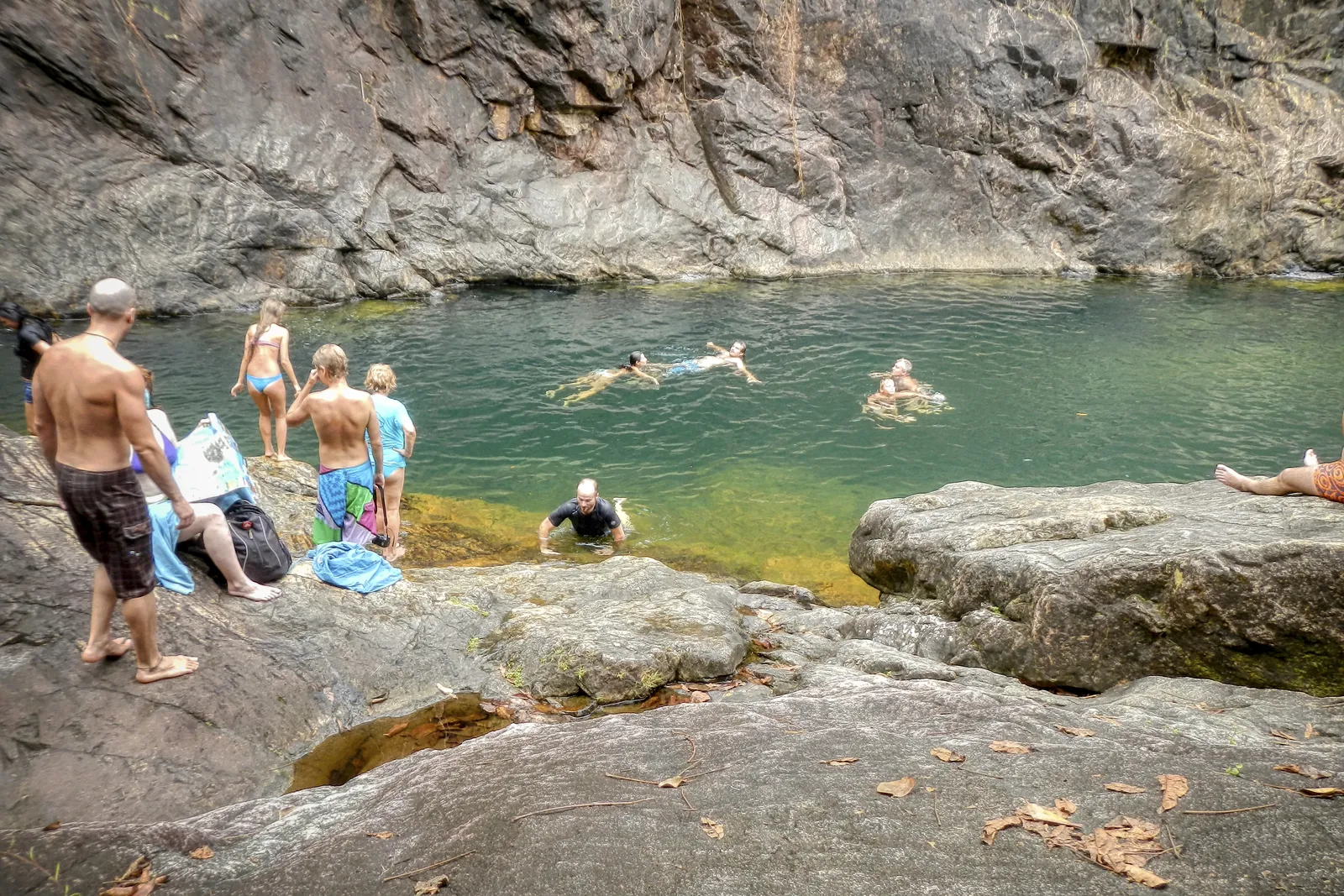 Pozza naturale alla cascata Klong Plu, Koh Chang La pozza naturale della cascata Klong Plu nel parco nazionale di Mu Ko Chang, con visitatori che fanno il bagno tra le rocce