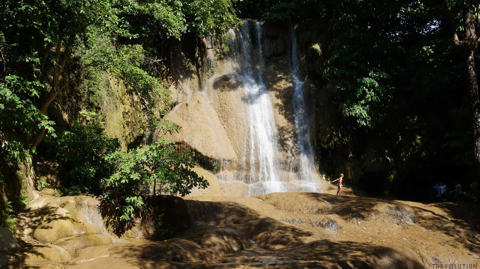 La cascata di Sai Yok Noi La cascata di Sai Yok Noi a Kanchanaburi in Thailandia, con l'acqua che scende sulle pareti di calcare eroso in mezzo alla vegetazione tropicale