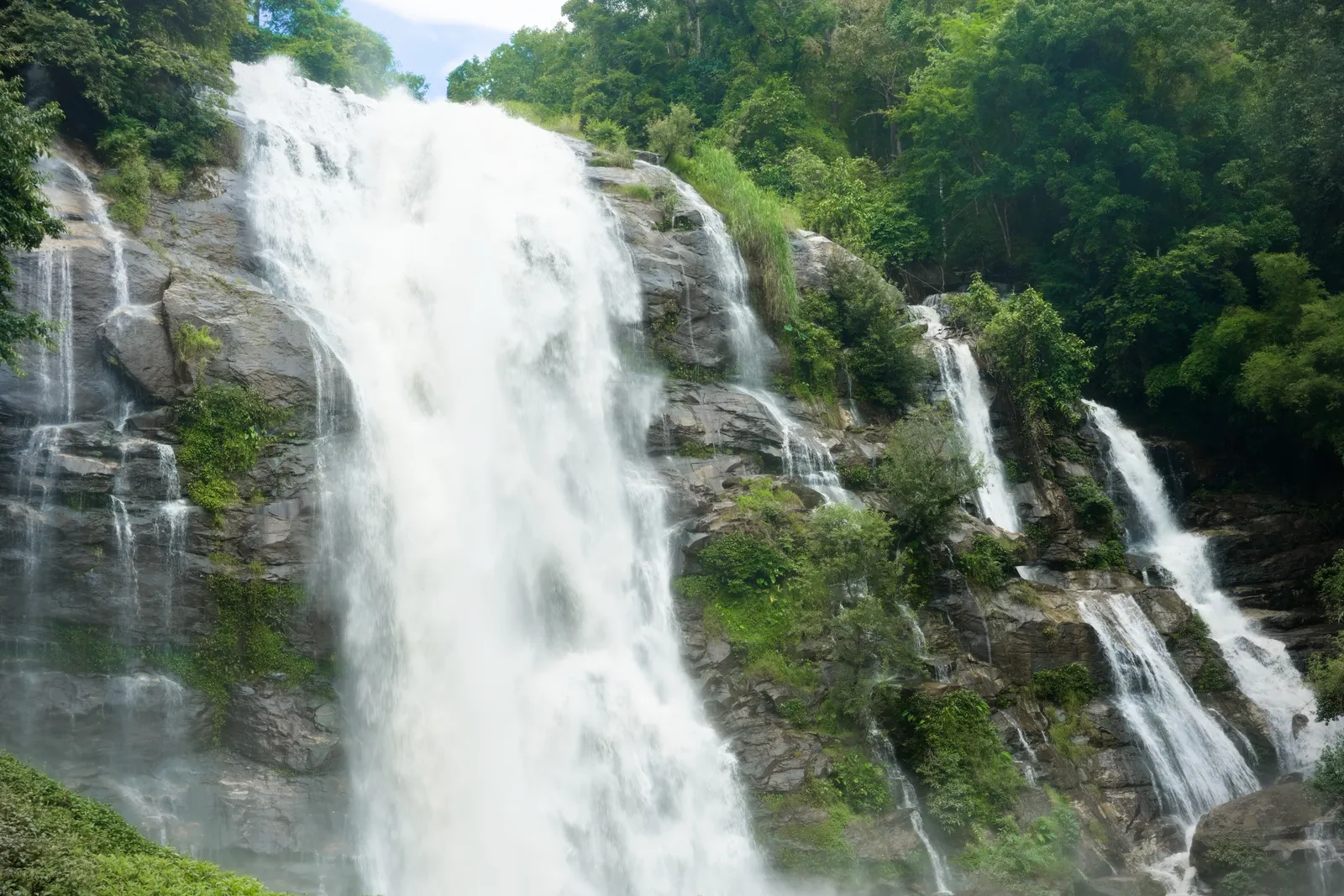 La cascata Wachirathan Cascata Wachirathan nel parco nazionale di Doi Inthanon in Thailandia