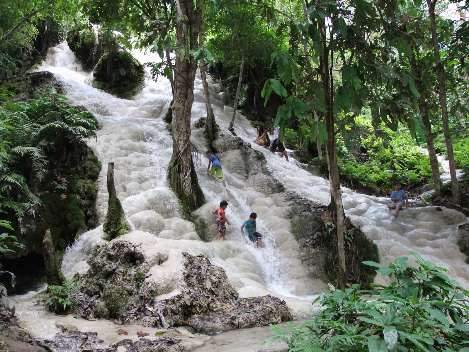 Le cascate di Bua Tong, le Sticky Waterfalls di travertino a nord di Chiang Mai, in Thailandia