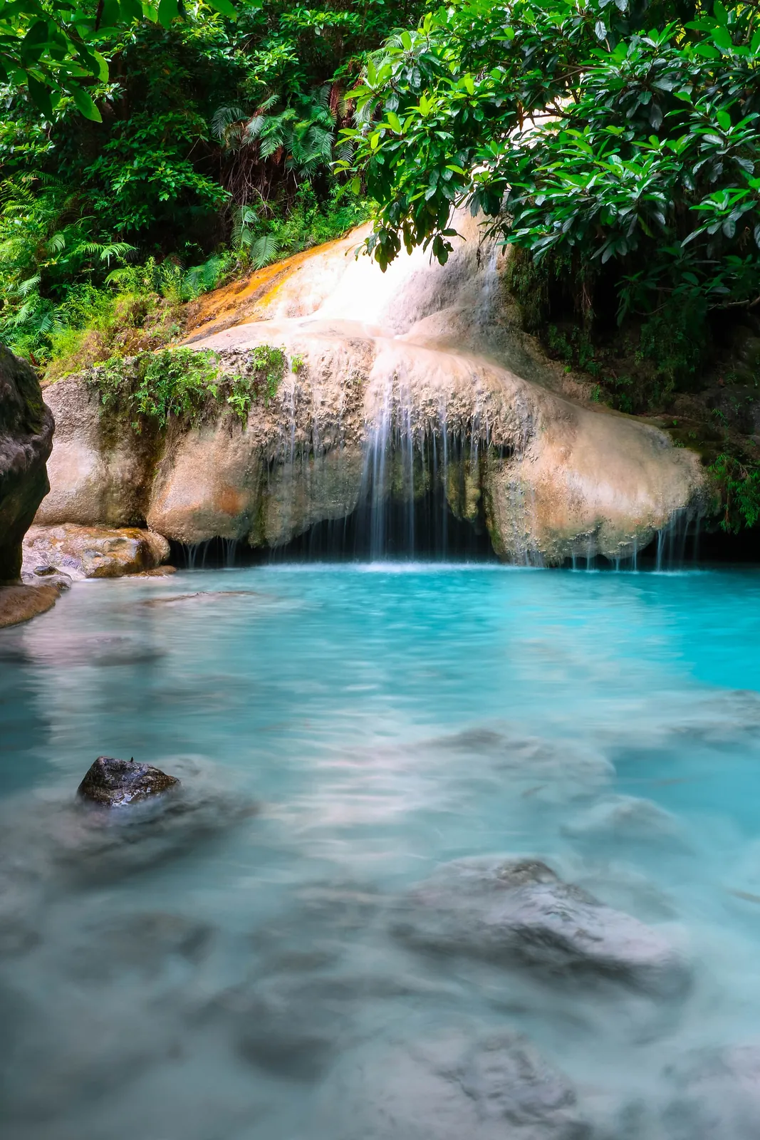 Cascate di Erawan, Kanchanaburi Cascate di Erawan nel Parco Nazionale di Kanchanaburi con abbondante acqua nella stagione delle piogge