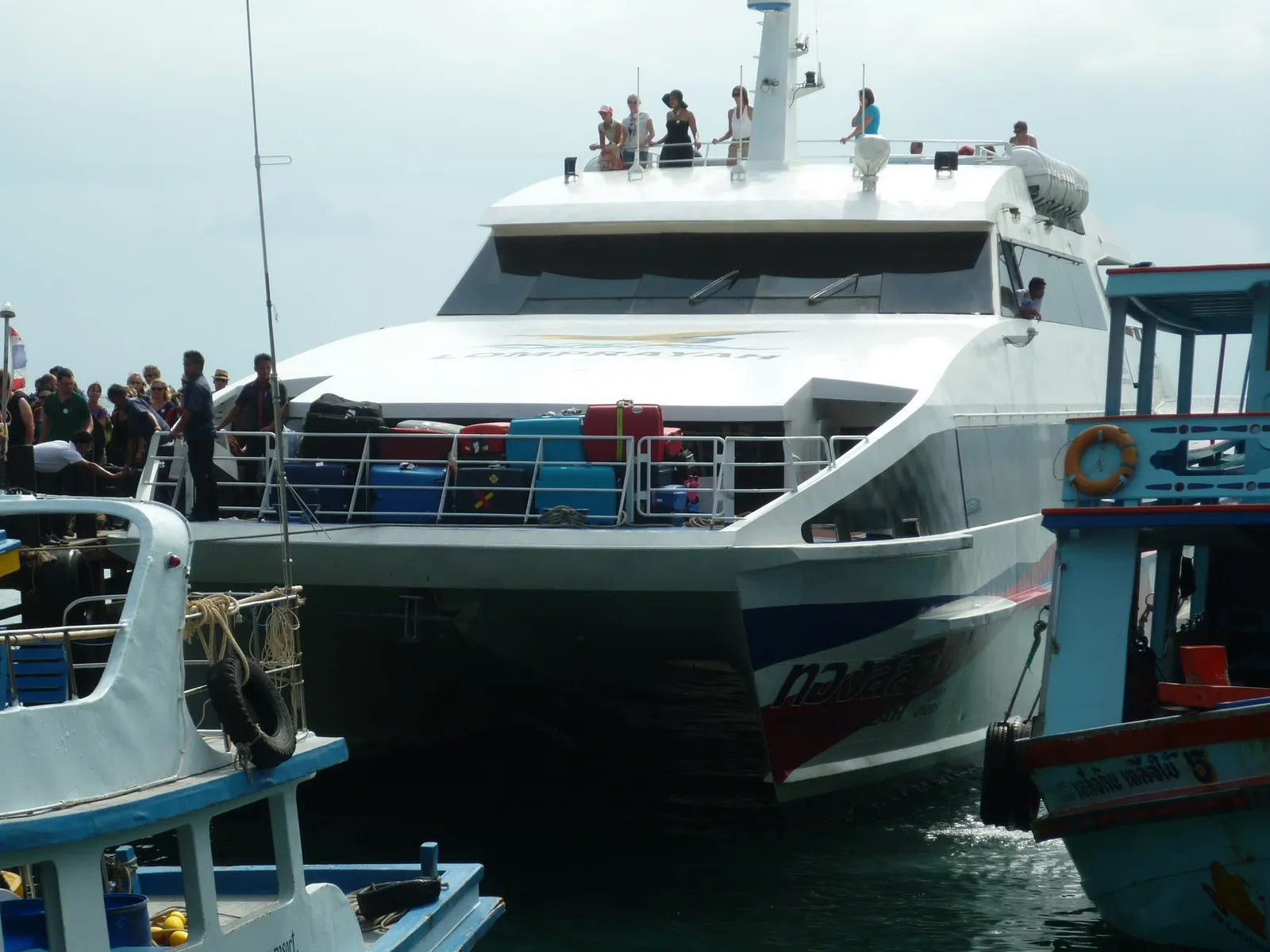 Catamarano per Koh Tao Catamarano veloce per la tratta Chumphon-Koh Tao, collegamento marittimo nel Golfo della Thailandia