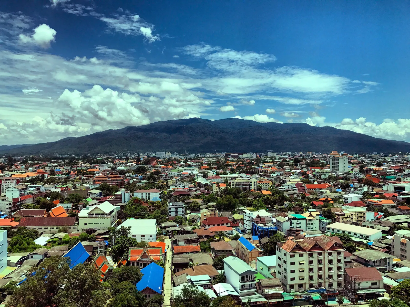 Chiang Mai con la montagna del Doi Suthep sullo sfondo nel nord della Thailandia a novembre