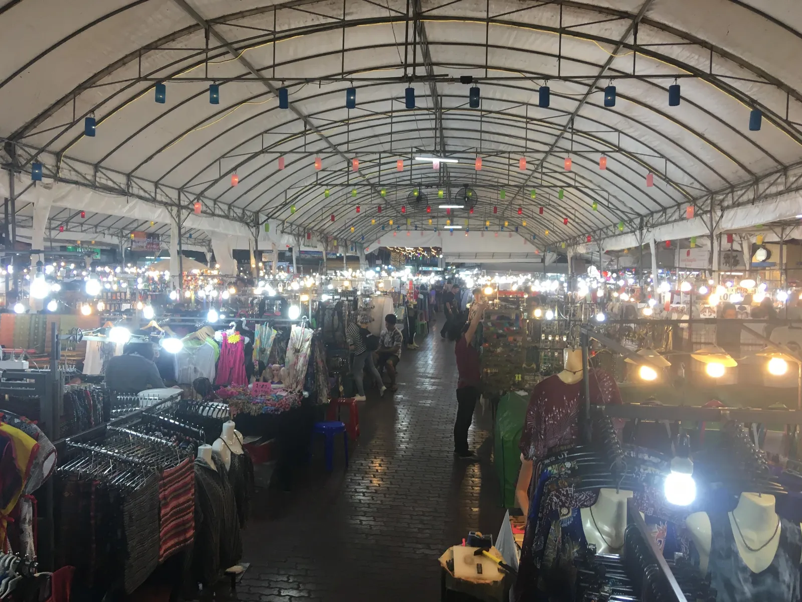 Il Night Bazaar di Chiang Mai, mercato notturno di artigianato e street food in Thailandia