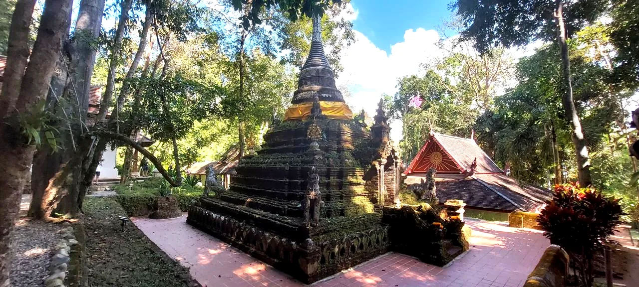 Lo stupa di pietra del Wat Pha Lat, tempio nascosto nella giungla sulle pendici del Doi Suthep a Chiang Mai