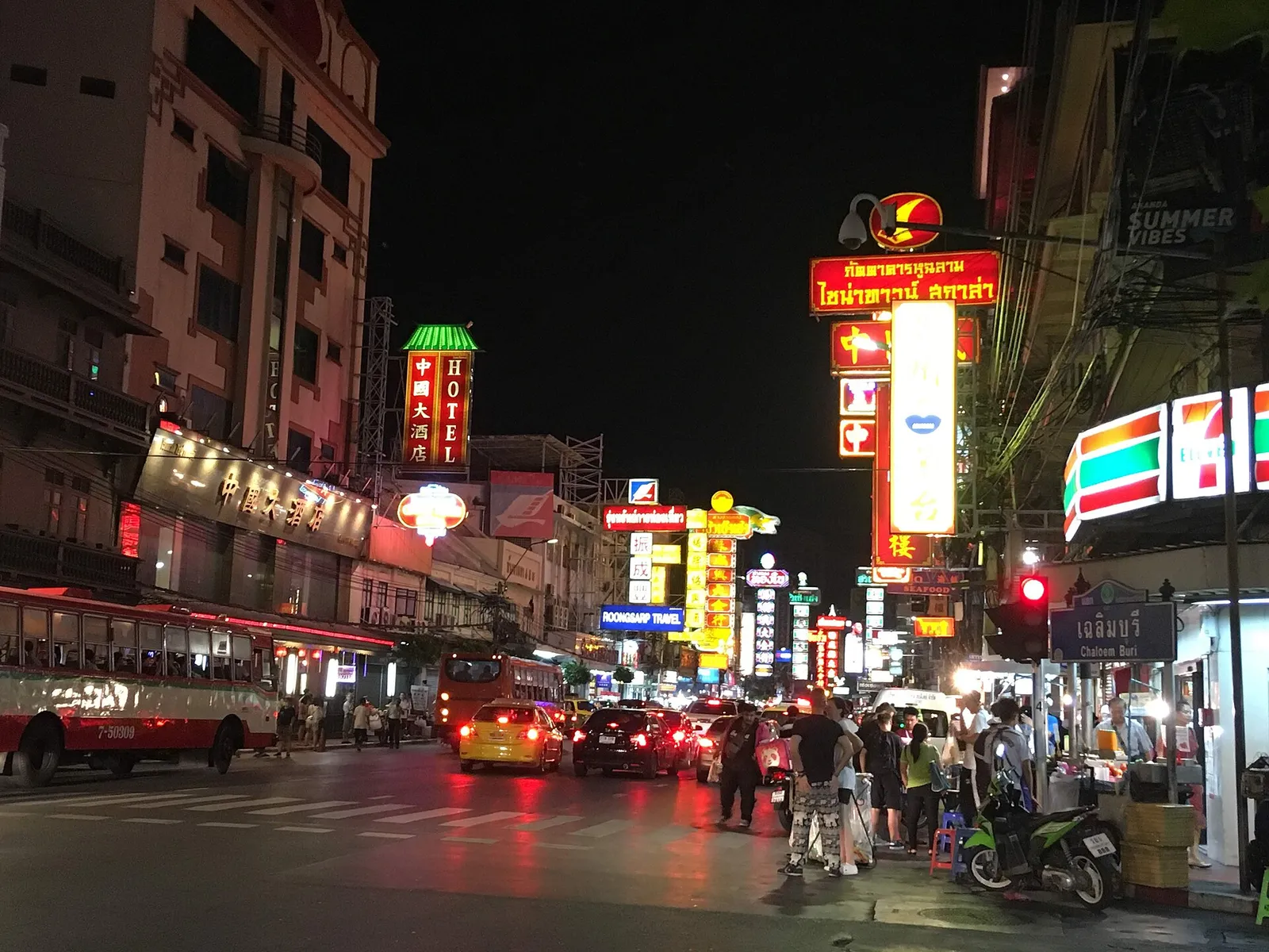 Chinatown di Bangkok di notte Yaowarat Road, la Chinatown di Bangkok, con i cartelloni al neon accesi di notte