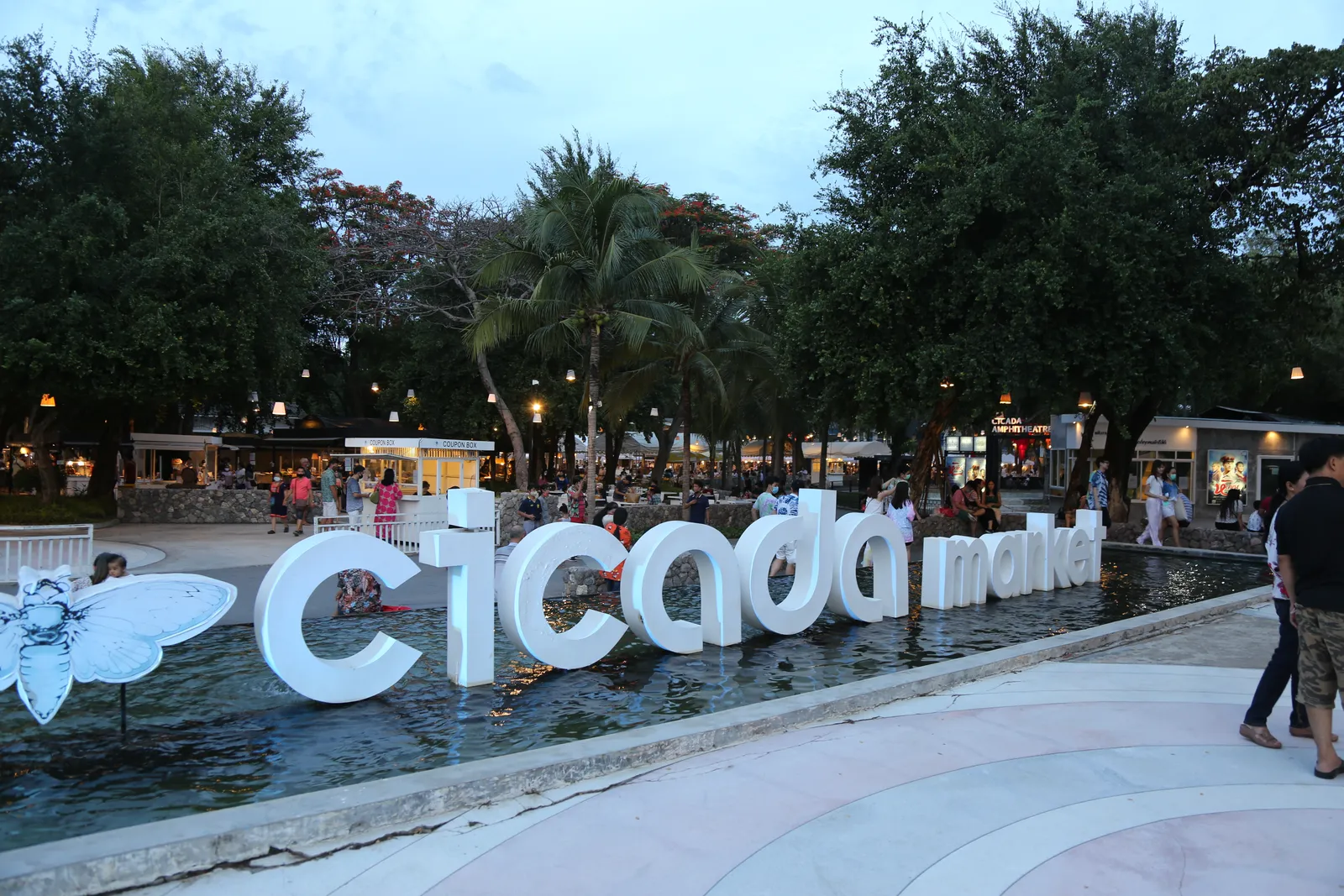 Il Cicada Market di Hua Hin in Thailandia alla sera, tra luci e bancarelle