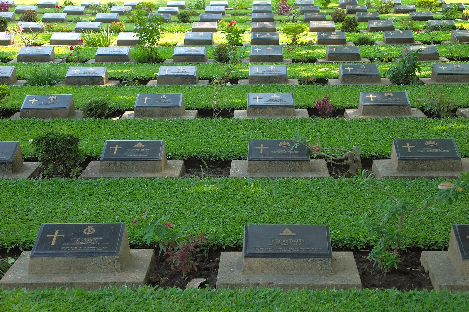 Il cimitero di guerra di Kanchanaburi Il cimitero di guerra di Kanchanaburi in Thailandia, con le lapidi allineate dei prigionieri alleati caduti nella costruzione della ferrovia