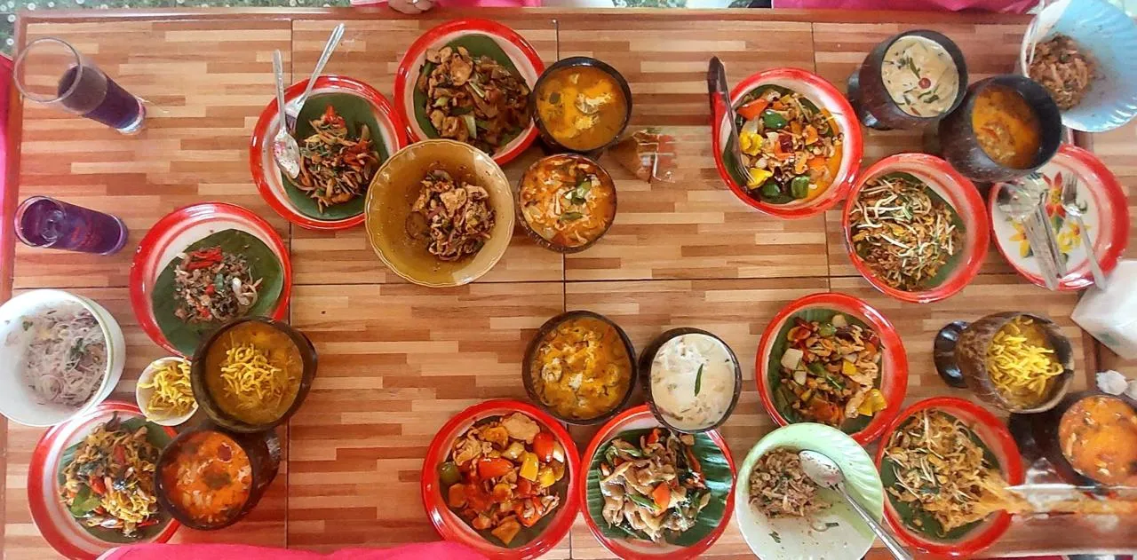 Corso di cucina alla Coconut Shell Cookery School Piatti thailandesi preparati durante il corso della Coconut Shell Cookery School a Chiang Mai, tavolata vista dall'alto