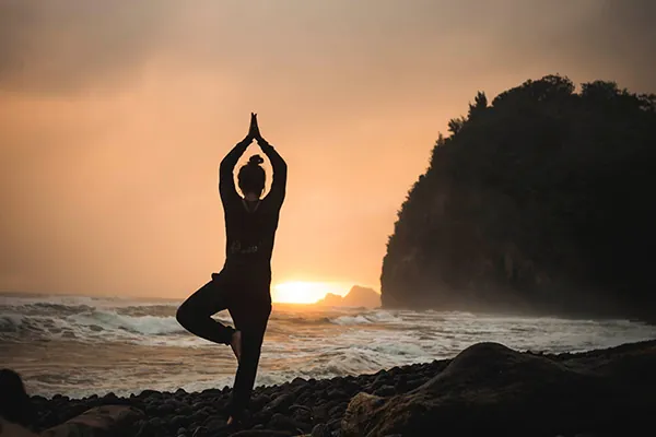 yoga la tramonto in spiaggia in Thailandia