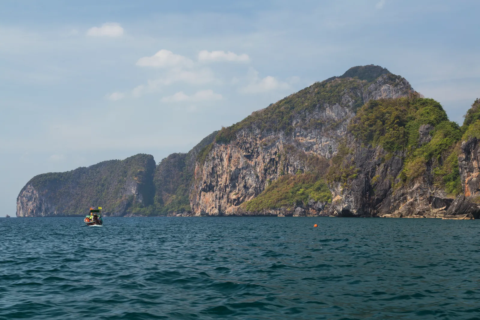 La costa di Koh Mook Costa rocciosa e mare delle isole di Trang in Thailandia vista dal mare