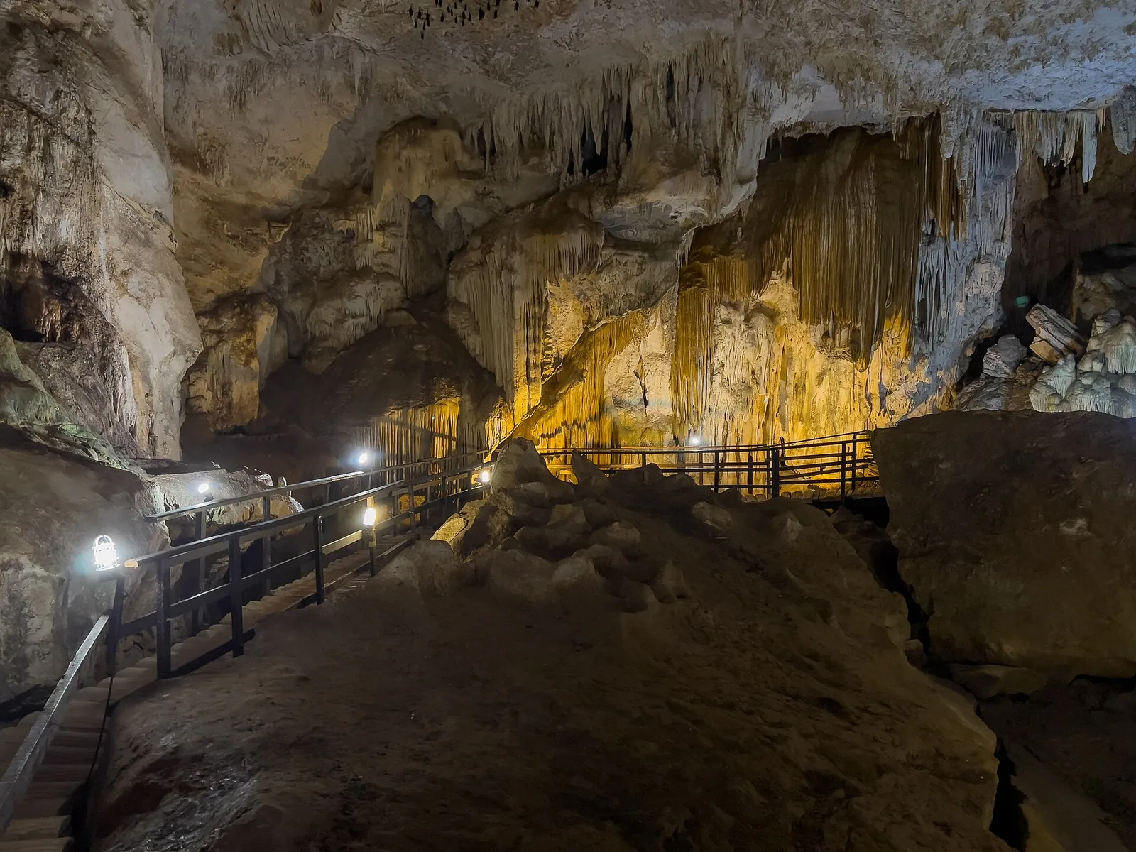 L'interno della Diamond Cave a Railay, in Thailandia, con stalattiti illuminate nella grotta di calcare