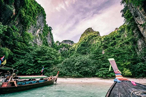 Thailandia barca attraccate in spiaggia a krabi