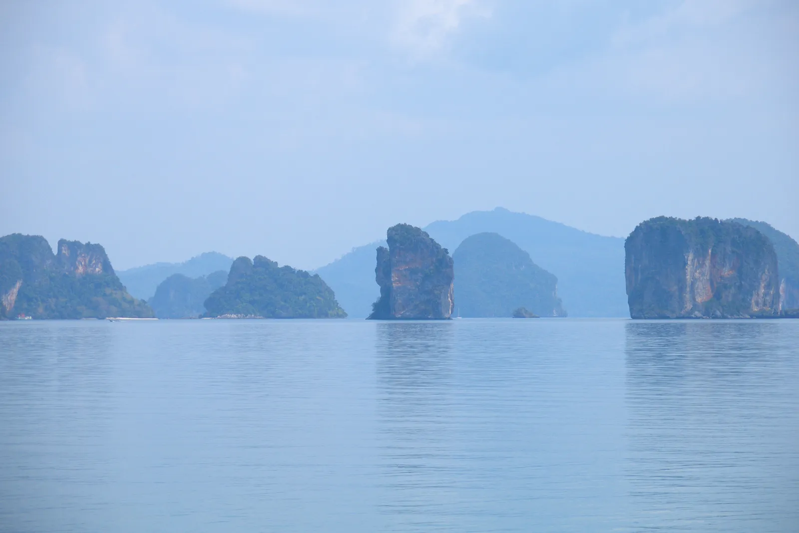 Faraglioni calcarei della baia di Phang Nga visti da Koh Yao Noi