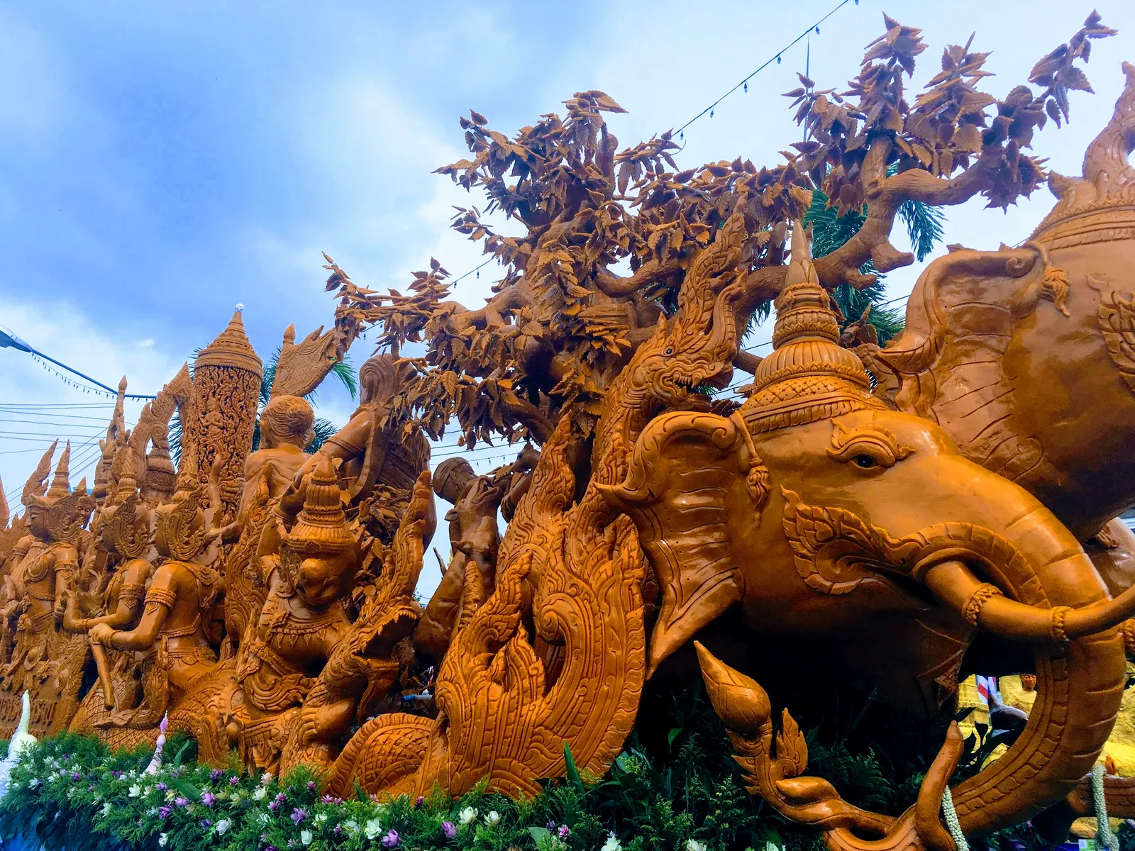 Le sculture di cera d'api della Candle Festival di Ubon Carro con sculture giganti di cera d'api scolpite a mano durante la Candle Festival di Ubon Ratchathani, in Thailandia