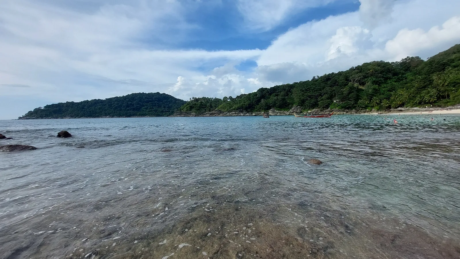 Freedom Beach, Phuket Freedom Beach, la baia nascosta di Phuket con acqua cristallina tra la giungla e il mare delle Andamane