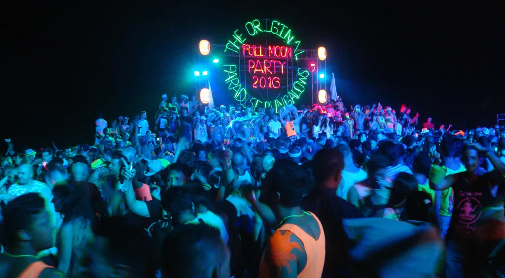 Full Moon Party di Capodanno sulla spiaggia di Haad Rin a Koh Phangan, in Thailandia