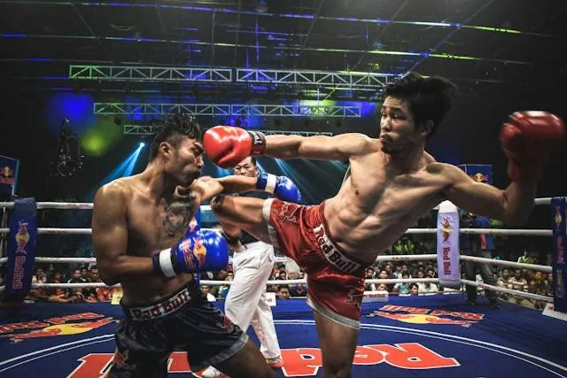 Un incontro di Muay Thai dal vivo in un ring in Thailandia