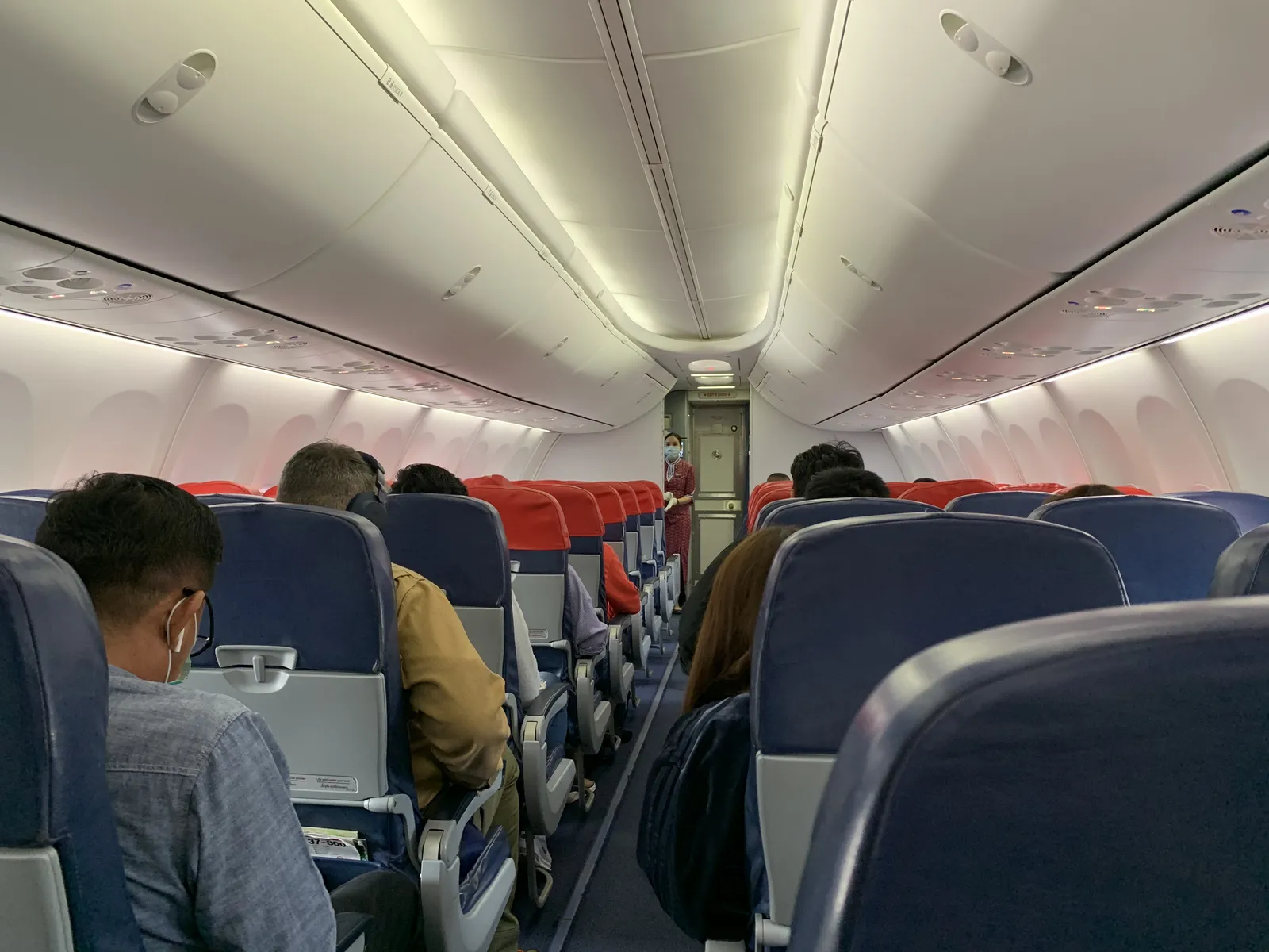 Cabina di un Boeing 737 Thai Lion Air Interno della cabina di un Boeing 737 di Thai Lion Air, bagagli a mano nei vani sopra i sedili