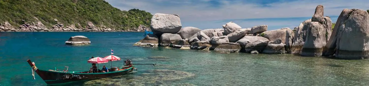barca tipica thailandese tra  le acque di Koh Samui