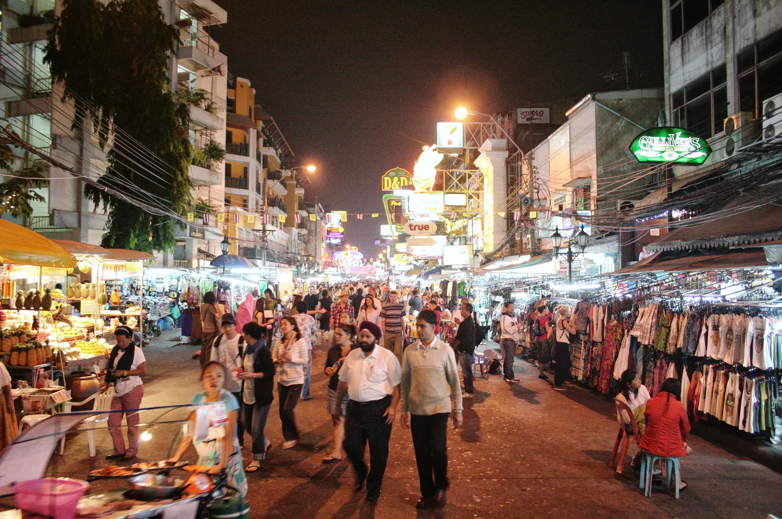 Khao San Road a Bangkok di notte, tra le vie della movida più famose della Thailandia