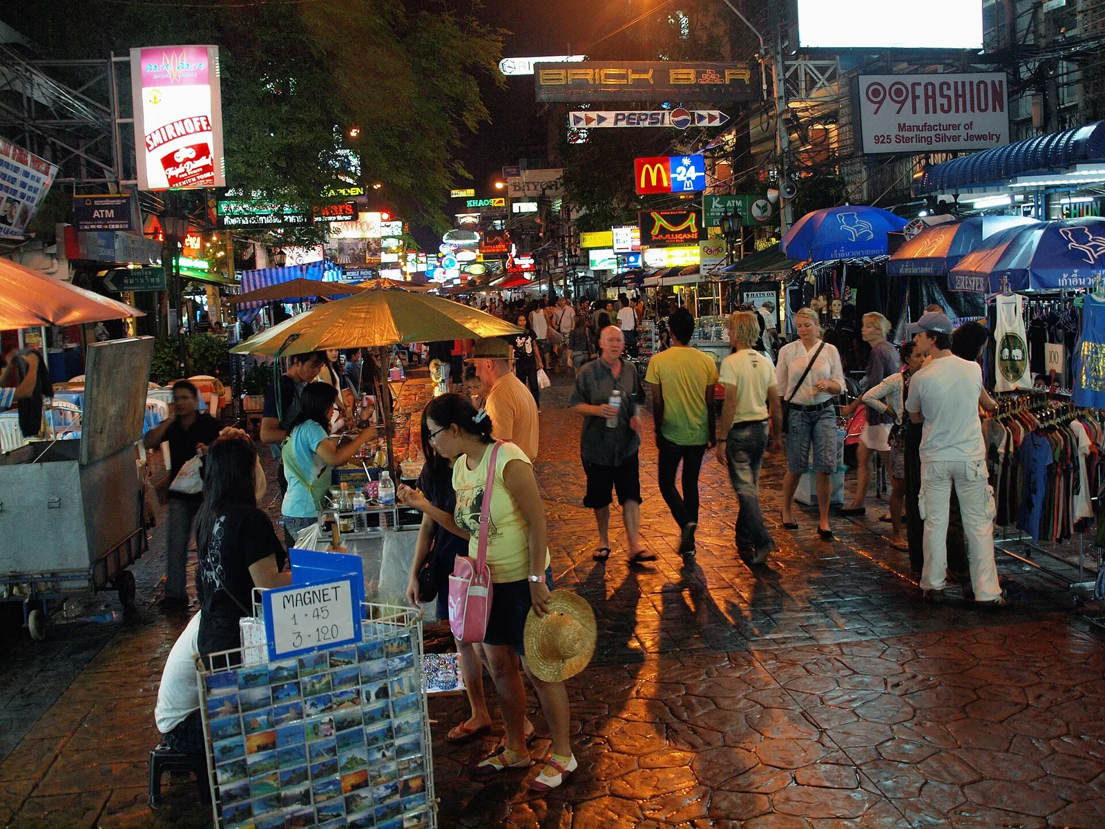 Khao San Road di notte Khao San Road di notte a Bangkok, tra bancarelle, bar e luci al neon